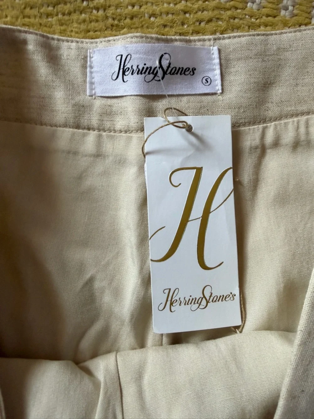 Herring Stones Women's Cream Linen Shorts with Red Trim - Picture 4 of 4